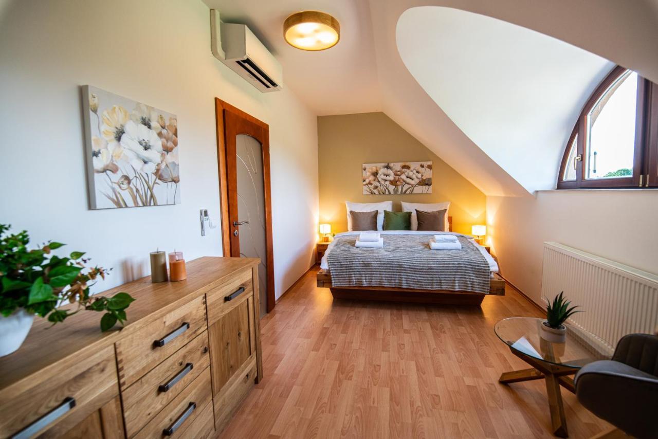 Villa With Pool & Sauna In Beer Village Velke Popovice Luaran gambar