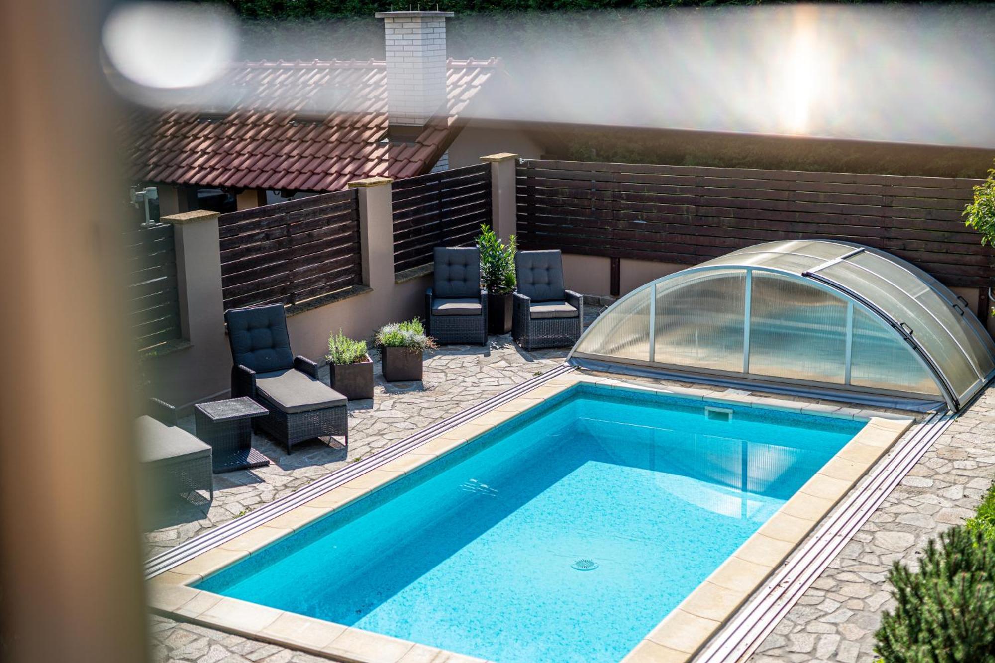 Villa With Pool & Sauna In Beer Village Velke Popovice Luaran gambar