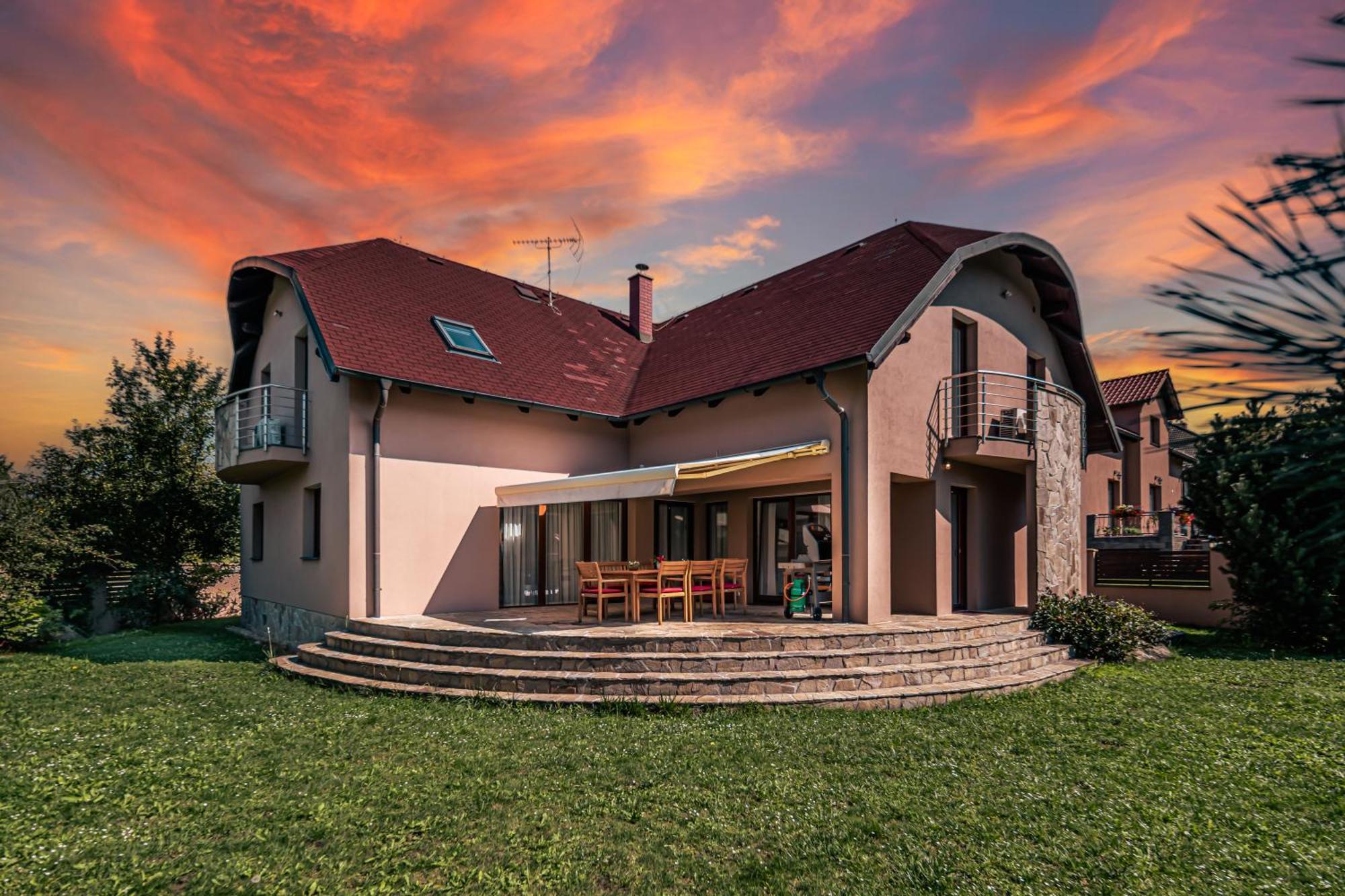 Villa With Pool & Sauna In Beer Village Velke Popovice Luaran gambar