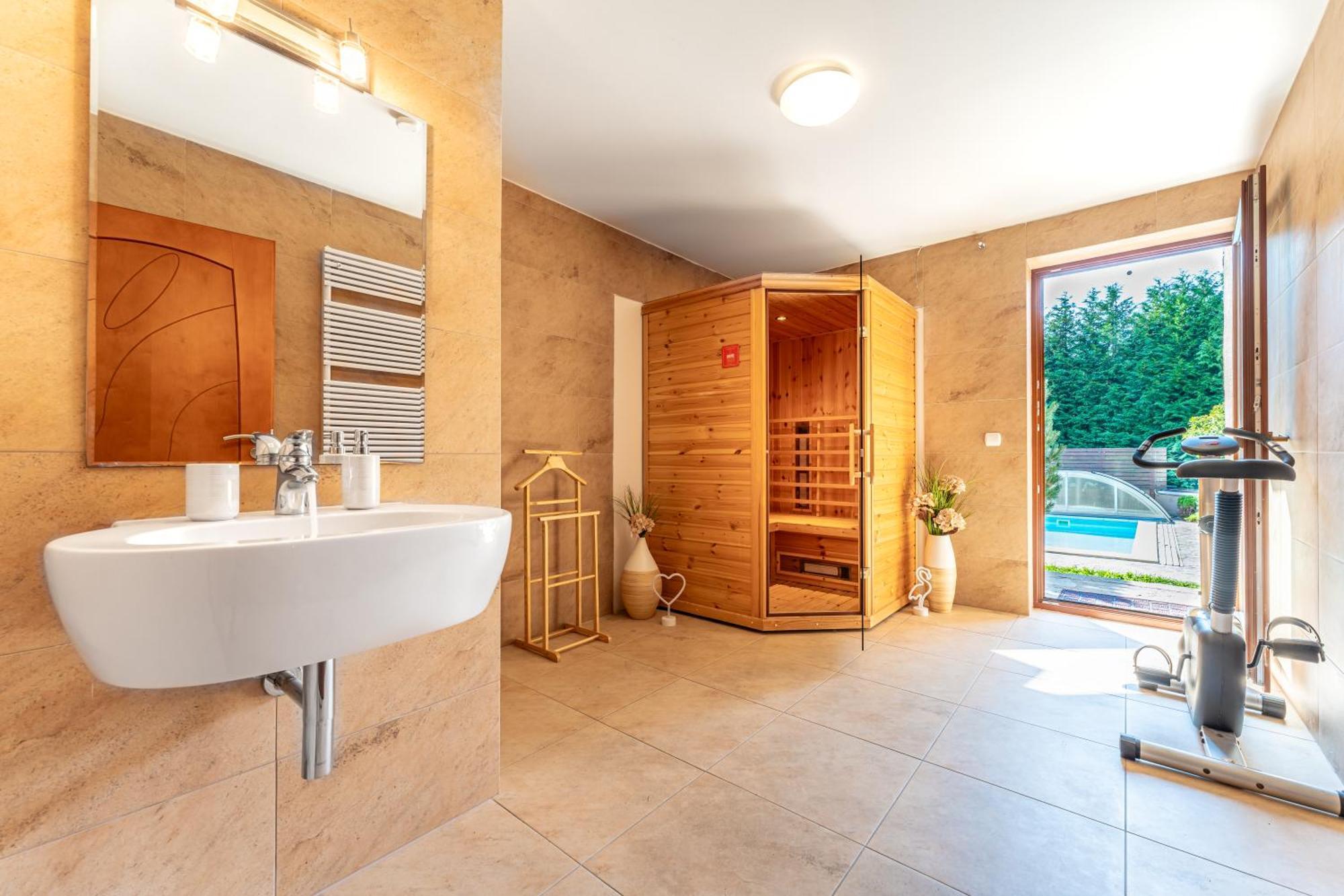 Villa With Pool & Sauna In Beer Village Velke Popovice Luaran gambar
