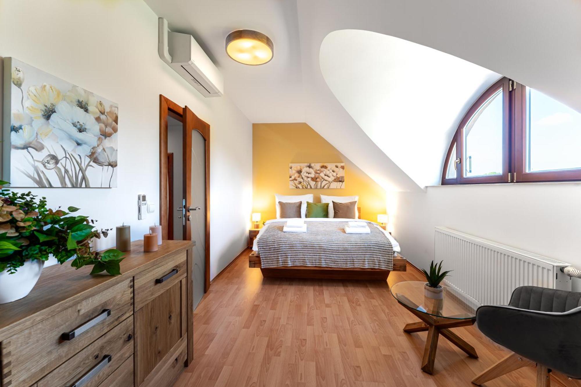 Villa With Pool & Sauna In Beer Village Velke Popovice Luaran gambar